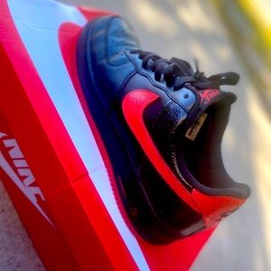 Air Forces 1 red & black